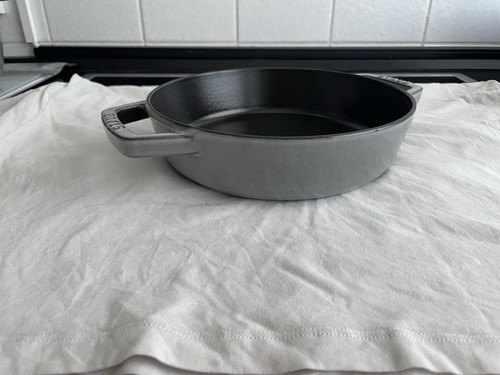 Staub pfanne mit zwei griffen - staub,